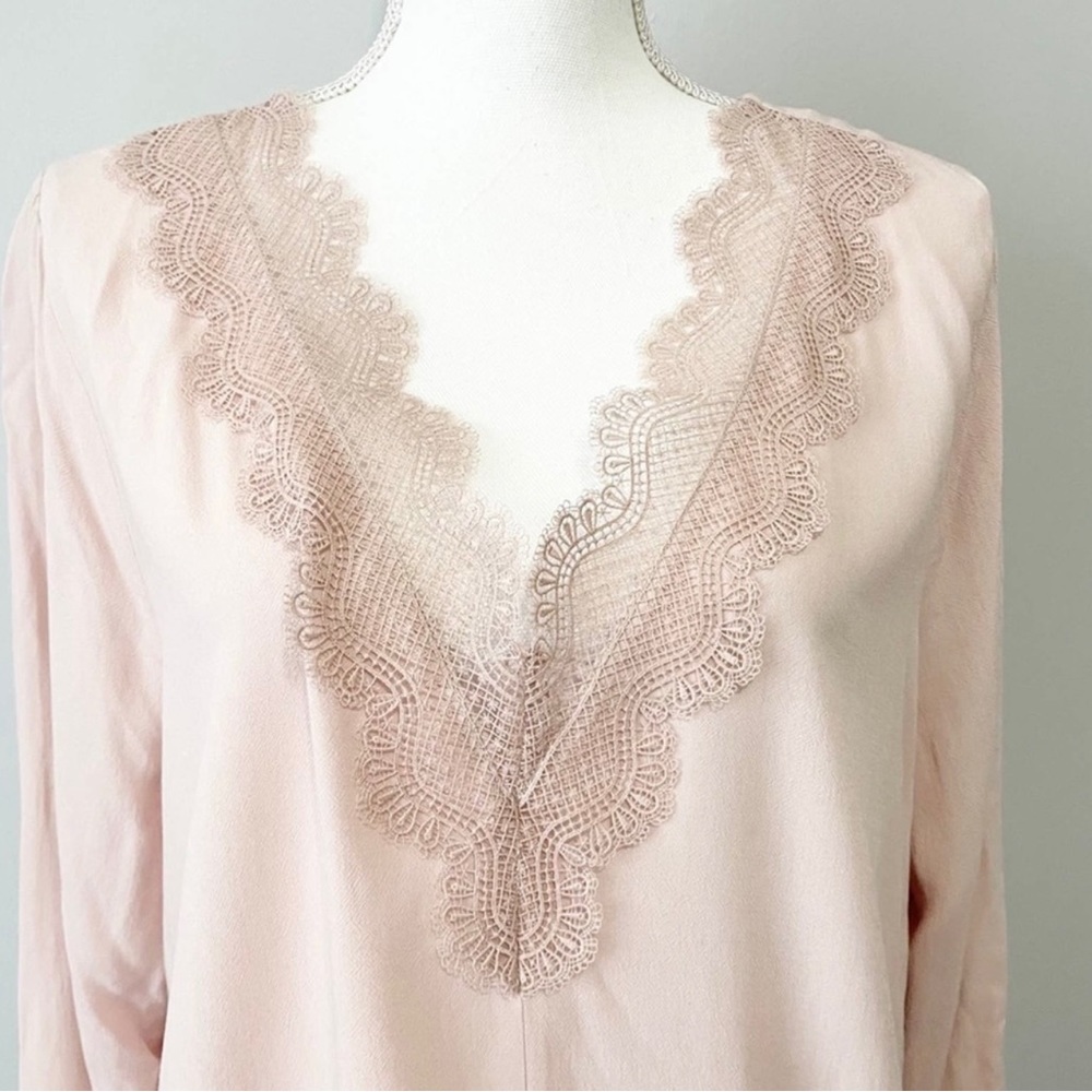 Express pink lace blouse v neck loose. The blouse is worn but in good condition.